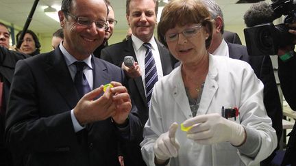 Le candidat socialiste &agrave; l'&eacute;lection pr&eacute;sidentielle Fran&ccedil;ois Hollande (G) en visite dans la soci&eacute;t&eacute;&nbsp;ASTF &agrave; M&eacute;rignac (Gironde), sp&eacute;cialis&eacute;e dans la sous-traitance a&eacute;ronautique, le 4 janvier 2012. (LAURENT THEILLET / MAXPPP)