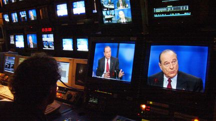 Le président Jacques Chirac, le 31 mars 2002 sur la chaîne TV5 monde à Paris. (PIERRE VERDY / AFP)