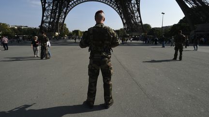 Un soldat &agrave; Paris, le 23 septembre 2014. (LIONEL BONAVENTURE / AFP)