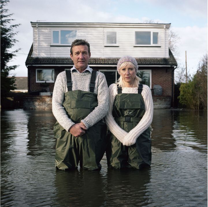 Gideon Mendel, "Jeff et Tracey Waters, Staines-upon-Thames, Surrey, Royaume-Uni", février 2014, série Portraits submergés. Avec l'aimable autorisation de l'artiste
 (Rencontres d&#039;Arles)