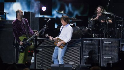 Krist Novoselic, Paul McCartney et Dave Grohl&nbsp;interpr&egrave;tent "Cut Me Some Slack", le 12 d&eacute;cembre 2012 &agrave; New York. (LUCAS JACKSON / REUTERS)