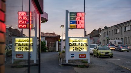 Une station service, à Auch (Gers), le 4 octobre 2023. (JEAN-MARC BARRERE / HANS LUCAS / AFP)