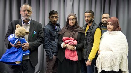 Les familles d'Amira Abase et Shamima Begum, le 22 f&eacute;vrier 2015, &agrave; Londres (Royaume-Uni). (LAURA LEAN / AFP)