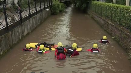 
Un lycéen de 17 ans est toujours porté disparu,&nbsp;mardi dans la soirée,&nbsp;après être tombé dans la rivière lundi soir au plus fort de l'orage à Beauvais, dans l'Oise.&nbsp; (CAPTURE ECRAN FRANCE 2)