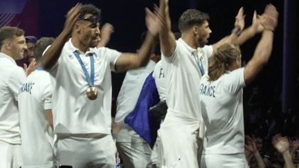 Paris 2024 : une nuit de fête pour célébrer la médaille d'or des Bleus en rugby à 7 (France 2)