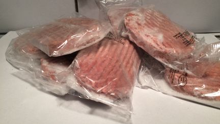 Les "faux steaks" surgelés en provenance de Pölogne, ici dans les locaux du Secours populaire de la Vienne à Poitiers. (VINCENT HULIN / RADIO FRANCE)