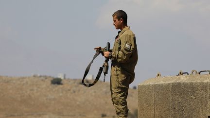 Un soldat israélien pendant un exercice dans le Golan annexé, près de la frontière avec la Syrie, le 3 août 2020. (JALAA MAREY / AFP)