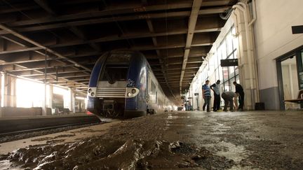 Les quais de la gare de Cannes (Alpes-Maritimes), le 4 octobre 2015. (PATRICK CLEMENTE / AFP)