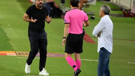 Gennaro Gattuso, l'entraîneur de Naples, contestant une décision arbitrale face au Barça. (LLUIS GENE / AFP)