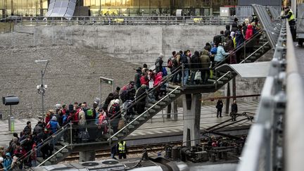 La police organise un transfert de réfugiés entre le Dannemark et la Suède, à Malmö (Suède), le 19 novembre 2015. (JOHAN NILSSON / TT NEWS AGENCY / AFP)