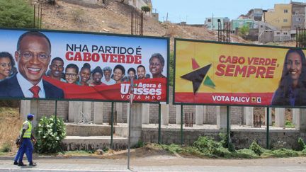 Des passants devant les affiches des principaux candidats aux législatives le 20 mars 2016 à Praia, la capitale du Cap-Vert (REUTERS/Julio Rodrigues )