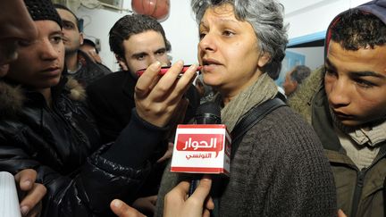 Basma Khalfaoui Belaid, veuve de l'opposant assassin&eacute; Chokri Belaid, le 7 f&eacute;vrier 2013 dans la banlieue de Tunis (FETHI BELAID / AFP)