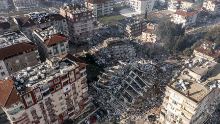 Des bâtiments détruits à Hatay (Turquie), le 7 février 2023, un jour après qu'un séisme majeur a frappé la ville. (ERCIN ERTURK / ANADOLU AGENCY / AFP)