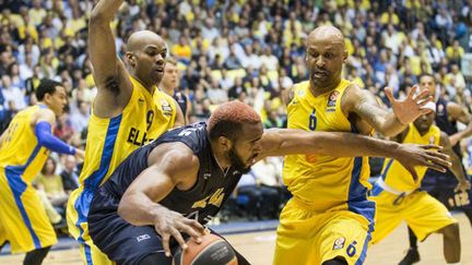 Le Milanais Samardo Samuels dans la nasse du Maccabi et de Devin Smith