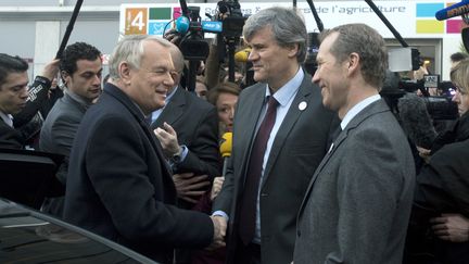 Le Premier ministre Jean-Marc Ayrault, accueilli au salon de l'Agriculture &agrave; Paris, par les ministres St&eacute;phane Le Foll et Guillaume Garot, le 24 f&eacute;vrier 2014. (ALAIN JOCARD / AFP)