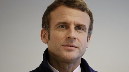 Emmanuel Macron lors d'une visite du chantier de l'autoroute A79, près de Moulins&nbsp;(Allier), le 8 décembre 2021. (LUDOVIC MARIN / POOL)