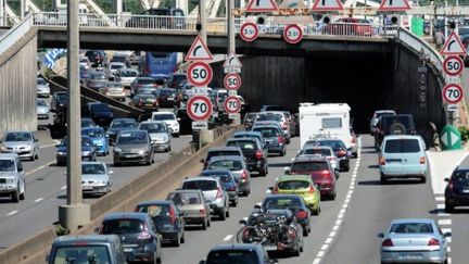 Véhicules dans un bouchon, sur l'A7, au sud de Lyon, le 2 juillet 2011 (AFP/PHILIPPE MERLE)