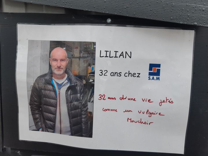 L'un des panneaux installés par les salariés de la Société aveyronnaise de métallurgie sur la façade de l'usine qu'ils occupent. On y lit l'histoire de Lilian, employé depuis 32 ans :&nbsp;"32 ans d'une vie jetés comme un vulgaire mouchoir". (RAPHAEL EBENSTEIN / RADIO FRANCE)