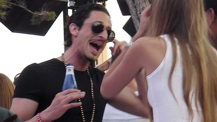 "Ouais, salut poup&eacute;e, nan j'te jure je suis Adrian Brody, oui &agrave; Ibiza, Saint Barth' c'est tellement surfait!" (JNSDV/TARGET PRESS/SIPA)