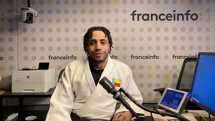 Valentin Houinato en tenue de judoka dans les studios de franceinfo, le 10 janvier 2024. (MARTIN RIGAUD-PEZZONI / MAXPPP / AFP)