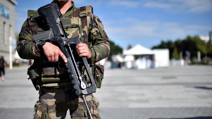 Un militaire français, le 6 août 2016 à Lorient (Morbihan), lors&nbsp;du Festival Interceltique. (JEAN-SEBASTIEN EVRARD / AFP)