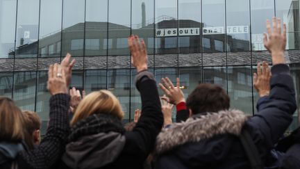 Des salariés d'i-Télé votent la grève, le 7 novembre 2016, devant le siège de la chaîne, à Boulogne-Billancourt (Hauts-de-Seine). (THOMAS SAMSON / AFP)