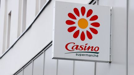 Le logo Casino du supermarché situé place de la Nation, à Paris. (JEAN-BAPTISTE QUENTIN / MAXPPP)
