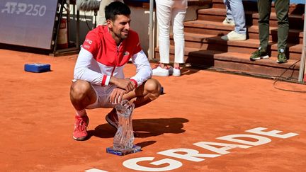 Novak Djokovic pose avec son trophée après sa victoire au tournoi de Belgrade, le 29 mai 2021. (ANDREJ ISAKOVIC / AFP)