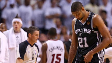 Tim Duncan, abattu après la défaite contre Miami en finale de la NBA.   (MIKE EHRMANN / GETTY IMAGES NORTH AMERICA)