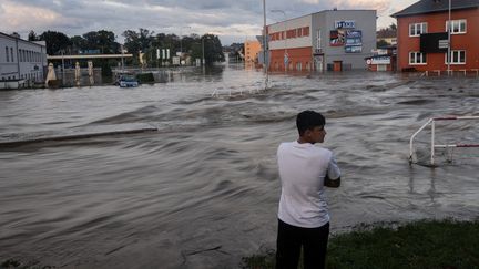 Un homme face à une rue transformée en torrent par les pluies extrêmes de la dépression Boris, à Opava (République tchèque), le 15 septembre 2024. (MICHAL CIZEK / AFP)