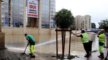 &nbsp; (Une équipe municipale en action près de l'hôtel de région de Montpellier © Tim Somerset/Maxppp)