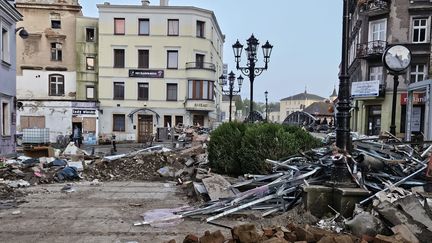 Déblaiement en cours dans les rues de Kłodzko (Pologne), une semaine après le passage de la tempête Boris (ADRIEN SARLAT / RADIO FRANCE)