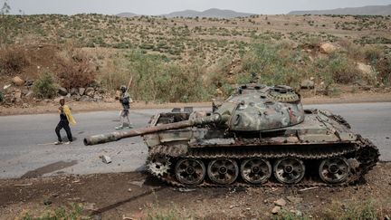 Un char détruit lors des combats&nbsp;et abandonné au bord d'une route dans la région du Tigré, en Ethiopie, le 20 juin 2021. (YASUYOSHI CHIBA / AFP)