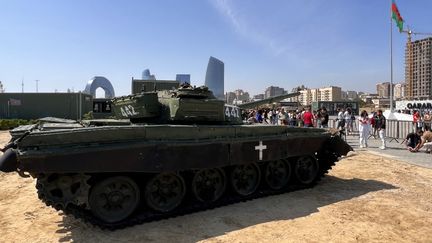 Un tank utilisé comme un monument par les Arméniens après le premier conflit dans le Haut-Karabakh est retiré par l'armée d'Azerbaïdjan, le 23 septembre 2023. (RESUL REHIMOV / ANADOLU AGENCY / AFP)