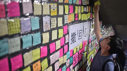 Un "mur de Lennon" à Hong Kong : des milliers de post-it sont collés sur les murs pour exprimer l'opposition au gouvernement (11 juillet 2019) (ANTHONY WALLACE / AFP)