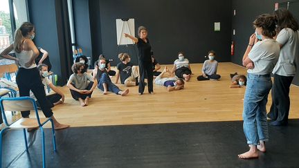 Cours d'expression corporelle pour les 16 nouveaux élèves à&nbsp;l'école supérieure nationale des arts de la marionnette à Charleville-Mézières (Ardennes). (SÉBASTIEN BAER / RADIO FRANCE)