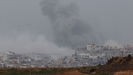 Un nuage de fumée provoqué par un bombardement israélien dans la bande de Gaza, le 21 décembre 2023. (JACK GUEZ / AFP)