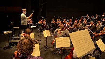 L'orchestre de l'Opéra de Limoges en pleine répétition de son concert de Noël. (France 3 Limousin / P. Coussy)