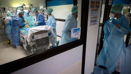 Des soignants s'occupent d'un patient atteint du Covid-19 dans un service de réanimation à Muret, près de Toulouse (Haute-Garonne), le 17 novembre 2020.&nbsp; (LIONEL BONAVENTURE / AFP)