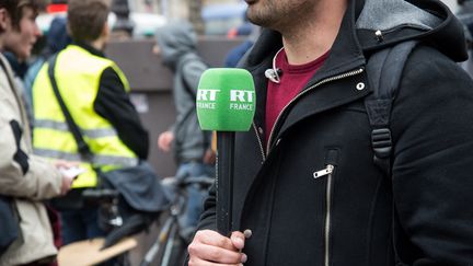 Un journaliste de la chaîne RT France, à Paris, le 1er mars 2019. (RICCARDO MILANI / HANS LUCAS)