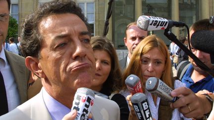 Yves Cochet, alors ministre de l'Environnement, répond aux questions des journalistes le 23 août 2001 dans la cour du palais de l'Elysée. (DANIEL JANIN / AFP)