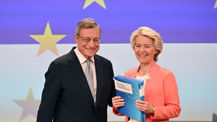 L'ancien Premier ministre italien Mario Draghi et la présidente de la Commission européenne Ursula von der Leyen lors d'une conférence de presse à Bruxelles (Belgique) le 9 septembre 2024. (NICOLAS TUCAT / AFP)