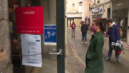 File d'attente devant le drive de la librairie Arthaud à Grenoble (France 3 Alpes / D. Semet)