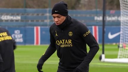 L'attaquant star du PSG, Kylian Mbappé, affirme n'avoir jamais discuté d'une prolongation de contrat avec le club de la capitale, qui se trouve désormais dans une impasse. (FRANCEINFO)