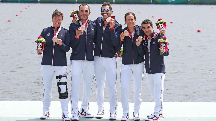 Erika Sauzeau, Antoine Jesel, Rémy Taranto, Margot Boulet et Robin Le Barreau posent avec leur médaille de bronze lors des Jeux paralympiques de Tokyo, le 29 août 2021. (G. Picout / CPSF)