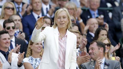 Martina Navratilova salue la foule lors du tournoi de tennis de Wimbledon, le 4 juillet 2015 à Londres (Royaume-Uni). (REUTERS)