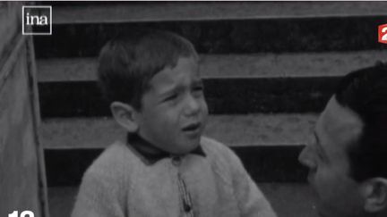 Il y a quelques années également, la rentrée était un fort moment d'émotions. France 2 fait un bond dans le passé et revient sur la tradition des reportages sur les premiers jours d'école. (FRANCE 2)