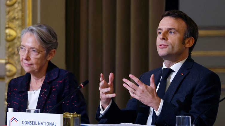 French President Emmanuel Macron (right) next to Prime Minister Elisabeth Borne (left), at the Elysée presidential palace in Paris, on December 12, 2022. (GONZALO FUENTES / POOL / AFP)