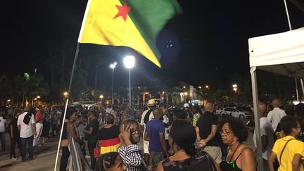 Environ 300 personnes se sont rassemblées à Cayenne (Guyane), avant l'arrivée d'Emmanuel Macron, mercredi 25 octobre 2017. (GUYANE 1ERE)