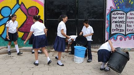 Des écoliers nettoient les trottoirs de la ville.
 
A Tegucigalpa, dès le début du mois de juillet, une campagne de prévention et de contrôle a été mise en place par le ministère de la Santé.
 
2010 avait été une année sombre pour le pays : 83 morts, 66.000 cas de dengue commune et 3.000 de dengue hémorragique, avaient été comptabilisés. (AFP PHOTO /Orlando SIERRA)